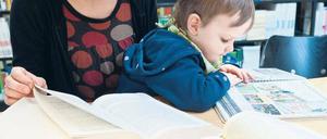 Liest du mir was vor? Damit das Kind mit hinein darf ins Seminar oder in die Bibliothek, muss man individuelle Absprachen mit Professoren und Dozenten treffen. Foto: dapd