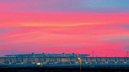 Wenn es Tag wird über Schönefeld. Am frühen Morgen nimmt am neuen Hauptstadt-Flughafen auch der Lärm der startenden und landenden Maschinen zu. Die Anwohner wollen wenigstens in der Nacht ihre Ruhe haben. Foto: Patrick Pleul/dpa