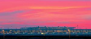 Wenn es Tag wird über Schönefeld. Am frühen Morgen nimmt am neuen Hauptstadt-Flughafen auch der Lärm der startenden und landenden Maschinen zu. Die Anwohner wollen wenigstens in der Nacht ihre Ruhe haben. Foto: Patrick Pleul/dpa