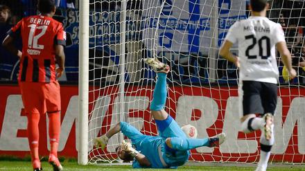 Ronny trifft per Elfmeter zum 3:0.