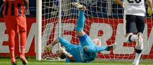 Ronny trifft per Elfmeter zum 3:0.