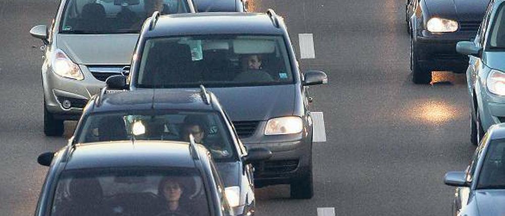 Staugefahr. Wer wie die meisten mit dem Auto pendelt, ist auf den Verkehrsfunk und starke Nerven angewiesen. Foto: ddp