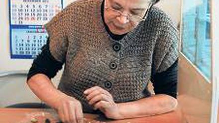 Maßarbeit. Gudrun Wilzopolski fertigt Kleeblätter aus Marzipan.