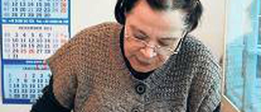 Maßarbeit. Gudrun Wilzopolski fertigt Kleeblätter aus Marzipan.