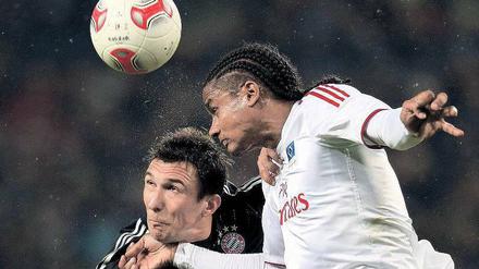 Nicht nur Künstler, auch Kämpfer. Mario Mandzukic (u.) blieb in Hamburg zwar ohne Tor, arbeitete aber vorbildlich für das Team.