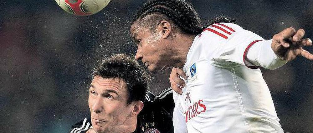 Nicht nur Künstler, auch Kämpfer. Mario Mandzukic (u.) blieb in Hamburg zwar ohne Tor, arbeitete aber vorbildlich für das Team.