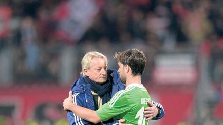 Diego tröstet Trainer Köstner.