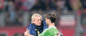 Diego tröstet Trainer Köstner.