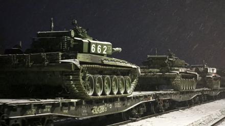 Dieses vom Pressedienst des russischen Verteidigungsministeriums veröffentliche Foto zeigt Panzer der russischen Armee, die nach militärischen Übungen zurück an ihre Stützpunkte kehren sollen.