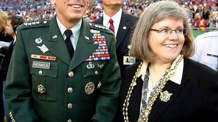 Der Chef des US-Geheimdienstes CIA, David Petraeus, und seine Frau Holly.