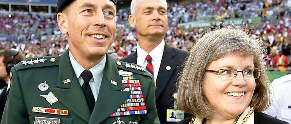 Der Chef des US-Geheimdienstes CIA, David Petraeus, und seine Frau Holly.