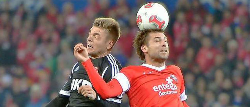 Kopfduell: Der Mainzer Andreas Ivanschitz (r.) und Nuernbergs Alexander Esswein.