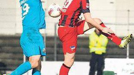 Scorerpunkt. Sandhausens Torhüter Michael Langer klatscht den Ball an Peter Niemeyers Rücken und macht sich so um das zweite Berliner Tor verdient. Foto: dpa