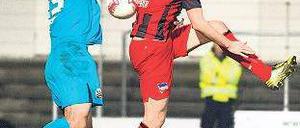 Scorerpunkt. Sandhausens Torhüter Michael Langer klatscht den Ball an Peter Niemeyers Rücken und macht sich so um das zweite Berliner Tor verdient. Foto: dpa