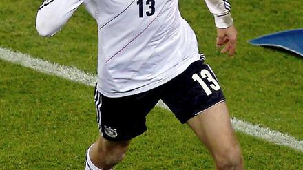 Mund zu? Nicht mit Thomas Müller. Der Nationalspieler flüchtete sich vor dem Länderspiel gegen Holland in Ironie.
