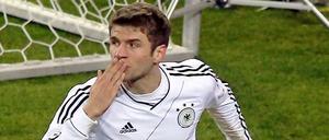 Mund zu? Nicht mit Thomas Müller. Der Nationalspieler flüchtete sich vor dem Länderspiel gegen Holland in Ironie.