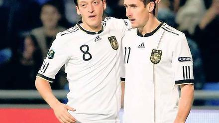 Vereint im Schmerz. Mesut Özil (l.) und Miroslav Klose sagten gestern ab. Foto: dpa