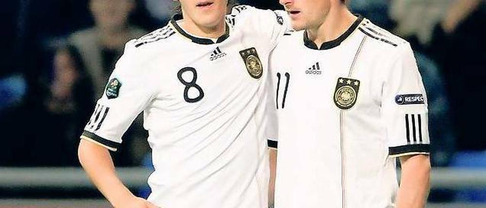 Vereint im Schmerz. Mesut Özil (l.) und Miroslav Klose sagten gestern ab. Foto: dpa