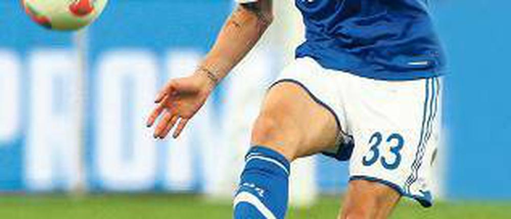 Der Anti-Götze. Roman Neustädter kommt als klassischer Abräumer aufs Feld. Foto: dpa