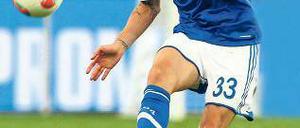 Der Anti-Götze. Roman Neustädter kommt als klassischer Abräumer aufs Feld. Foto: dpa