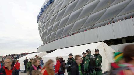 Hereinspaziert. Vor dem Bundesligaspiel des FC Bayern gegen Eintracht Frankfurt wurden am Samstag Frankfurter Fans vom Münchner Ordnungsdienst kontrolliert. Über die Details der Untersuchungen gibt es allerdings widersprüchliche Aussagen. 