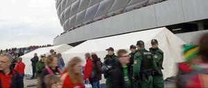 Hereinspaziert. Vor dem Bundesligaspiel des FC Bayern gegen Eintracht Frankfurt wurden am Samstag Frankfurter Fans vom Münchner Ordnungsdienst kontrolliert. Über die Details der Untersuchungen gibt es allerdings widersprüchliche Aussagen.