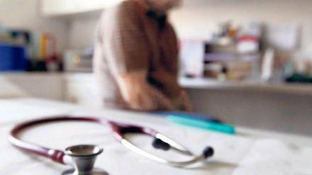 Termin für den gelben Schein. Das Bundesarbeitsgericht hat klargestellt, dass der Arbeitgeber schon ab dem ersten Krankheitstag ein Attest verlangen kann. Dass Berlins Praxen deshalb voller werden, befürchtet aber kaum jemand. Foto: dapd