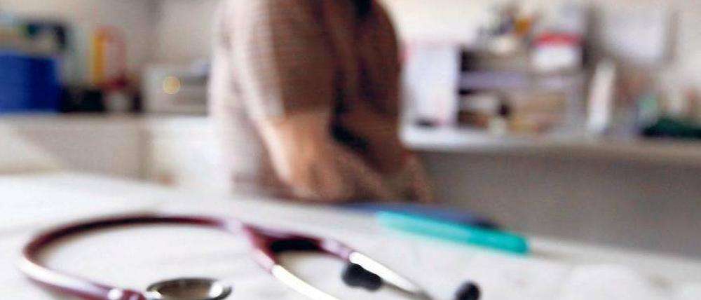 Termin für den gelben Schein. Das Bundesarbeitsgericht hat klargestellt, dass der Arbeitgeber schon ab dem ersten Krankheitstag ein Attest verlangen kann. Dass Berlins Praxen deshalb voller werden, befürchtet aber kaum jemand. Foto: dapd