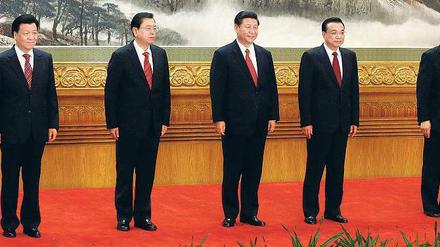 Amtsantritt. Die neuen Mitglieder des Ständigen Ausschusses des Politbüros zeigen sich in Pekings Großer Halle des Volkes – in der Mitte Generalsekretär Xi Jinping. Foto: Vincent Yu/dapd