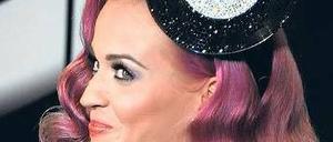 Alte Schule. Sängerin Katy Perry trägt ein Vinyl-Symbol. 