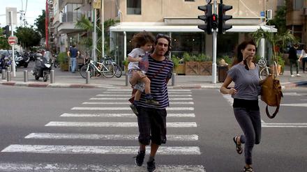 Bombenalarm: Eine junge israelische Familie bringt sich in Tel Aviv in Sicherheit. 