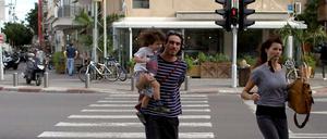 Bombenalarm: Eine junge israelische Familie bringt sich in Tel Aviv in Sicherheit.