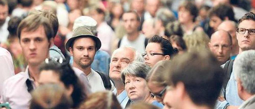 Zehntausende standen ratlos auf den S-Bahnhöfen und warteten. 