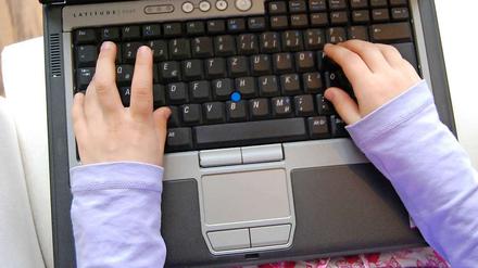 Noch zu jung für das Internet? Für Kinder und Jugendliche ist es wichtig, früh zu lernen, mit dem Netz umzugehen, meint ein neues Buch.