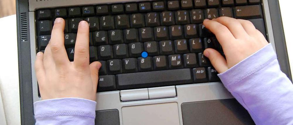 Noch zu jung für das Internet? Für Kinder und Jugendliche ist es wichtig, früh zu lernen, mit dem Netz umzugehen, meint ein neues Buch.