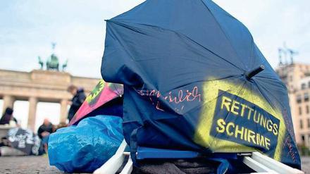 Mahnwache verlängert. Ursprünglich wollten die Flüchtlinge am Brandenburger Tor gestern ihren Protest gegen die Asylpolitik beenden. Doch nachdem sich mehrere Politiker gegen die Abschaffung der Residenzpflicht aussprachen, machen sie erst einmal weiter. Foto: dpa