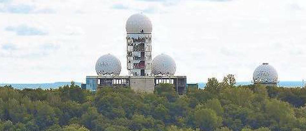Und oben thronen die weißen Kuppeln. Auf dem knapp 115 Meter hohen Teufelsberg verkommt die alte Abhörstation.