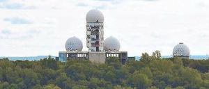 Und oben thronen die weißen Kuppeln. Auf dem knapp 115 Meter hohen Teufelsberg verkommt die alte Abhörstation. 