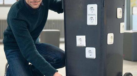 Eine Zukunftsvision, für die Zeit nach der Energiewende: Unser Müll wird als Wertstoff gesammelt und in Biogasanlagen in Energie verwandelt. Am Ende bekommen die Verbraucher noch Geld für den Abfall, und der Strom kostet auch nicht mehr viel. Der Performancekünstler Pablo Wendel hat ein „Ottomobil“ gebaut, eine zur Stromquelle umgebaute Mülltonne. 