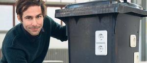 Eine Zukunftsvision, für die Zeit nach der Energiewende: Unser Müll wird als Wertstoff gesammelt und in Biogasanlagen in Energie verwandelt. Am Ende bekommen die Verbraucher noch Geld für den Abfall, und der Strom kostet auch nicht mehr viel. Der Performancekünstler Pablo Wendel hat ein „Ottomobil“ gebaut, eine zur Stromquelle umgebaute Mülltonne. 