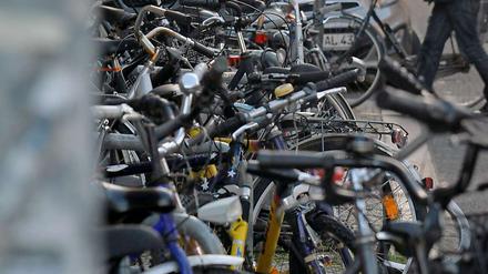 Immer mehr Fahrräder, immer größere Autos - die Berliner Innenstadt wird es eng.