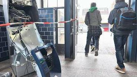Spuren auf dem Schulweg. Der zerstörte Automat im Bahnhof Heerstraße.Foto: dpa