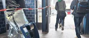 Spuren auf dem Schulweg. Der zerstörte Automat im Bahnhof Heerstraße.Foto: dpa