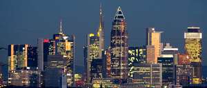 Der durchschnittliche Angebotspreis für Eigentumswohnungen in Frankfurt am Main  lag nach Angaben des Maklerhauses Engel & Völkers im 4. Quartal 2021 bei 6689 Euro pro Quadratmeter und weist damit ein Preiswachstum von 6,6 Prozent im Vergleich zum Vorjahresquartal auf. Auch auf dem Markt für Ein- und Zweifamilienhäuser konnten die Immobilienpreise einen Anstieg verzeichnen. Im gleichen Zeitraum wurden Eigenheime für durchschnittlich 890000 Euro angeboten, was einer Steigerung von 11,9 Prozent im Vergleich zum Vorjahresquartal entspricht. 