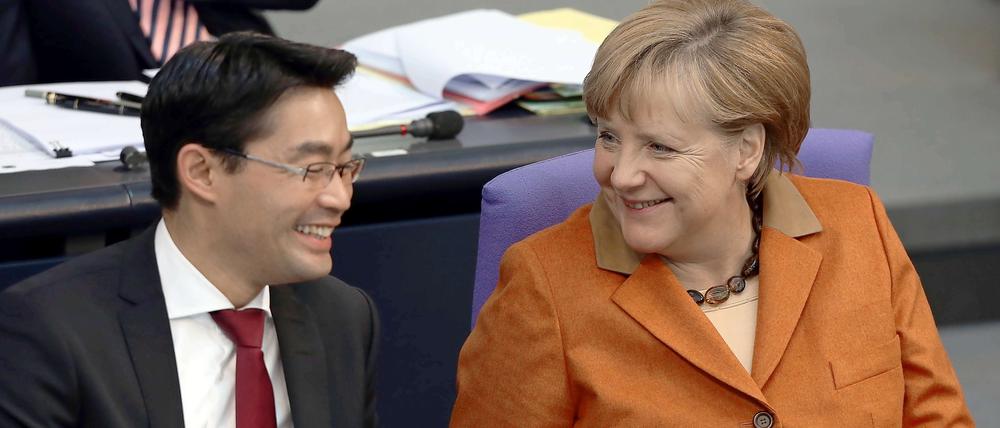 Philipp Rösler und Angela Merkel, gut gelaunt auf den Regierungsbänken im Bundestag.