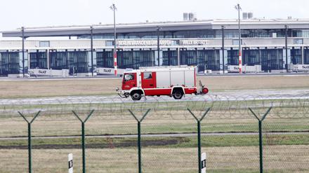 BER-Terminal Flughafen Berlin Schönefeld Berlin Brandenburg Willy Brandt mit Feuerwehr Foto: Manfred Thomas