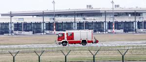 BER-Terminal Flughafen Berlin Schönefeld Berlin Brandenburg Willy Brandt mit Feuerwehr Foto: Manfred Thomas