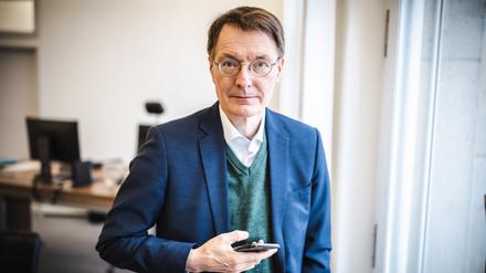 Karl Lauterbach (SPD), Bundesminister für Gesundheit, aufgenommen in seinem Büro im temporären Bau des Gesundheitsministeriums.