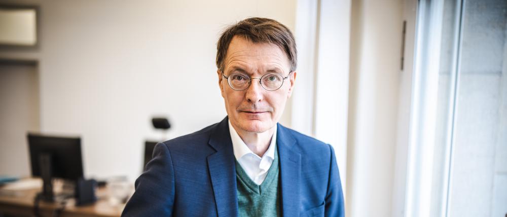 Karl Lauterbach (SPD), Bundesminister für Gesundheit, aufgenommen in seinem Büro im temporären Bau des Gesundheitsministeriums.