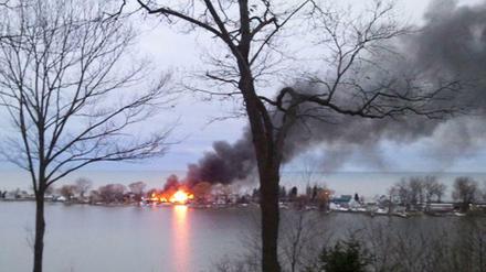 Ein Feuer in Webster im US-Bundesstaat New York breitet sich weiter aus, nachdem auf die herbeigeeilten Feuerwehrleute geschossen wurde.